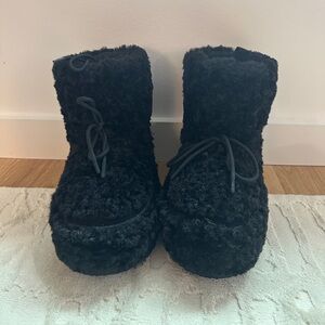 zara black faux sherling moon boots. size 7.5.